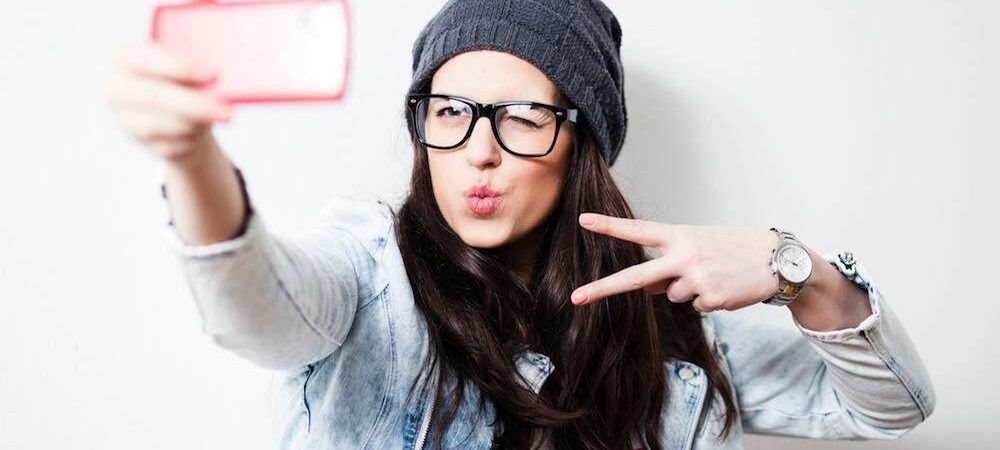 Selfie Addiction: Signs, Causes and Healthy Social Media Habits