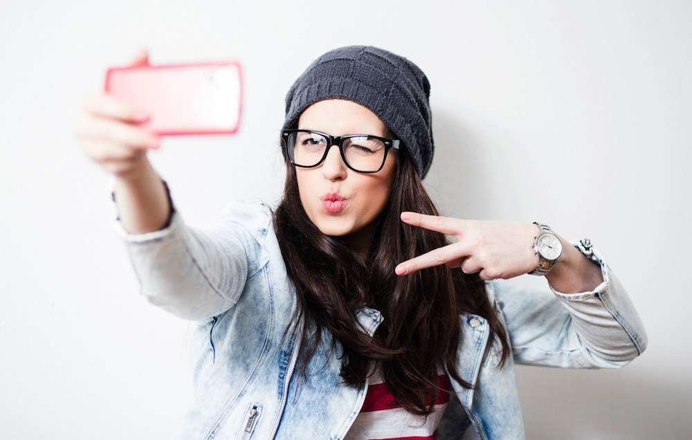 Selfie Addiction: Signs, Causes and Healthy Social Media Habits